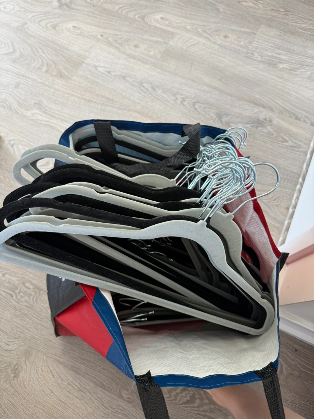 120 Velvet Hangers - Black and Grey