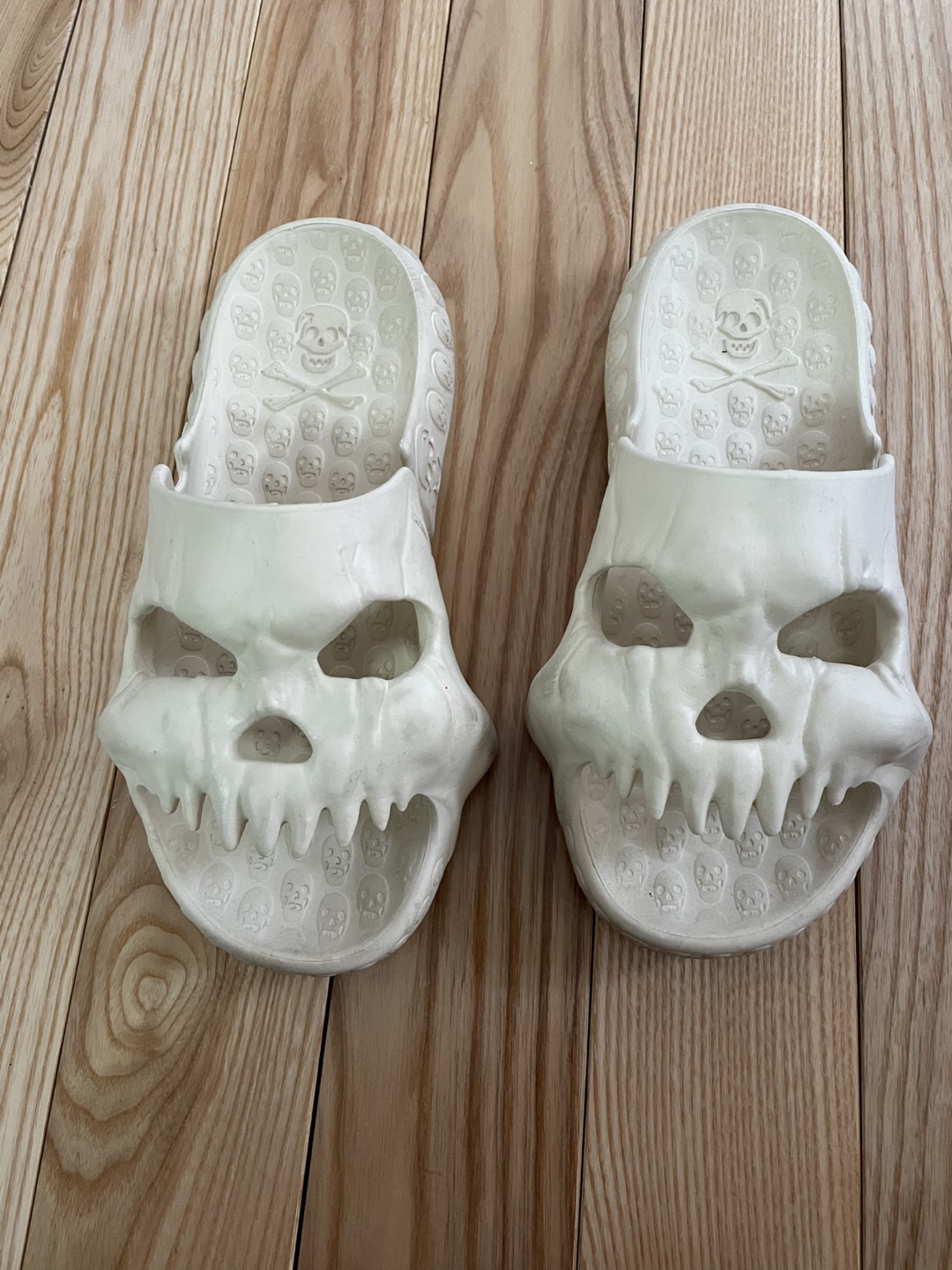 White Skull Slides size 38-39