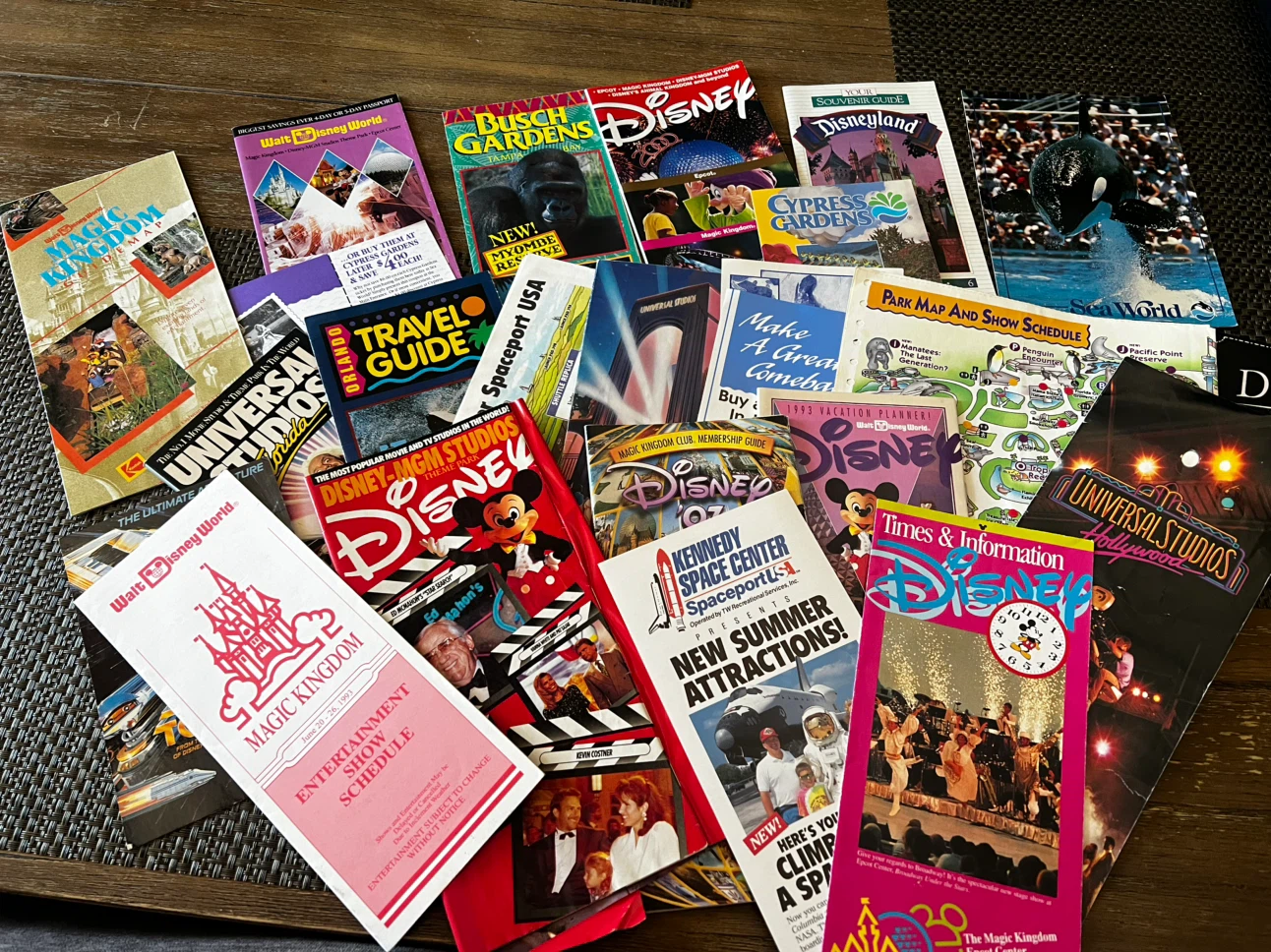 Mixed lot of vintage Florida theme pack brochures from 90s