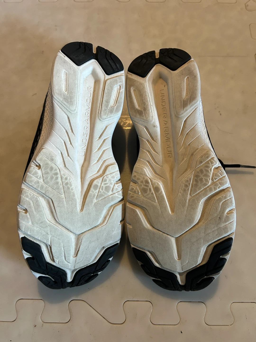 Under Armour Charged Running Shoes Boy size 6 - photo 4