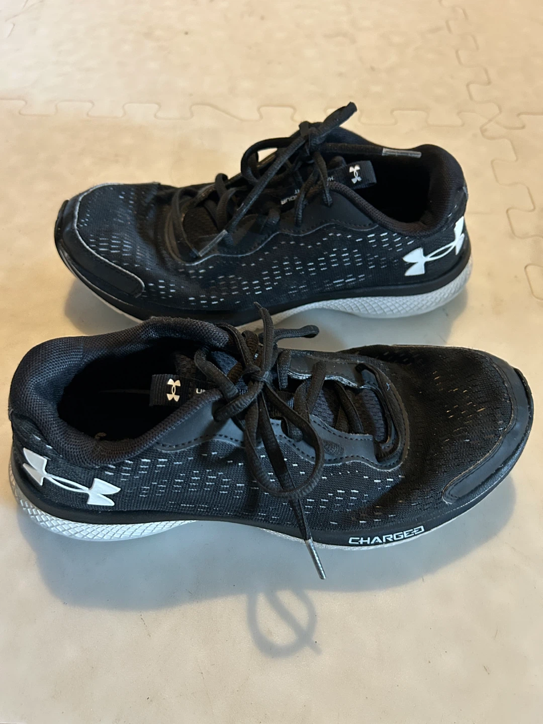 Under Armour Charged Running Shoes Boy size 6 - photo 3