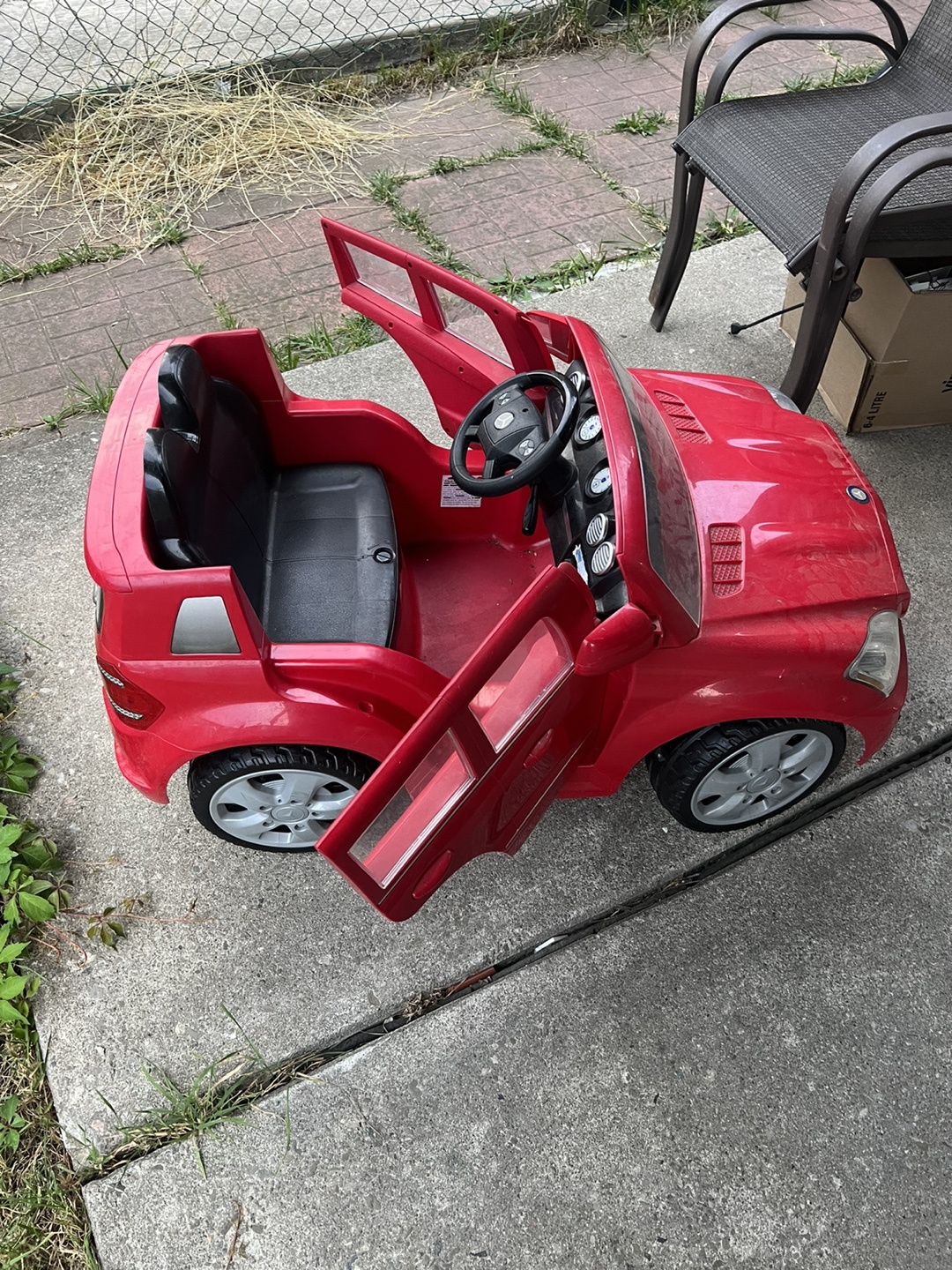 2 seater Red Ride-On Mercedes Kids Car needs charger - photo 3
