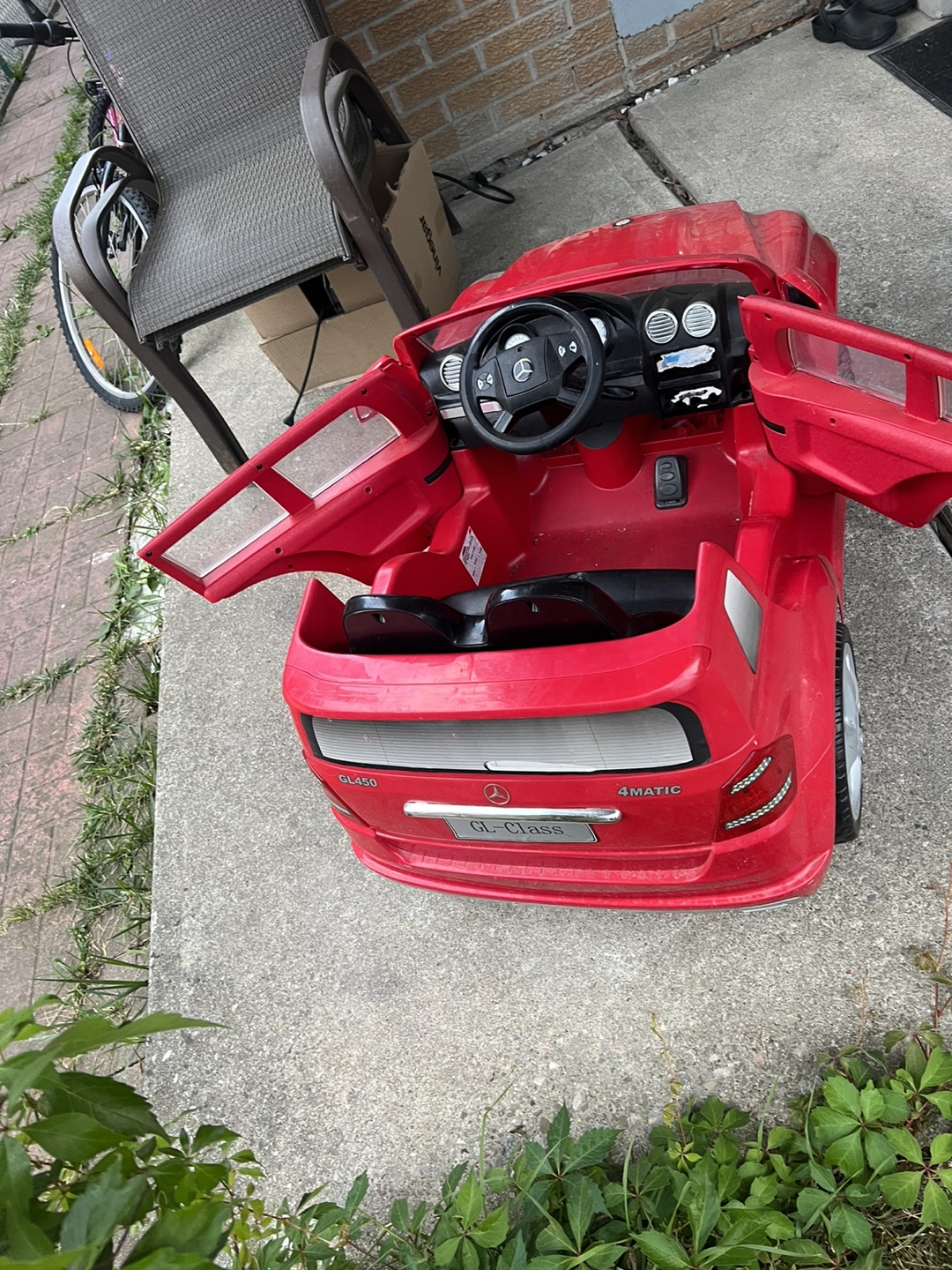 2 seater Red Ride-On Mercedes Kids Car needs charger - photo 4
