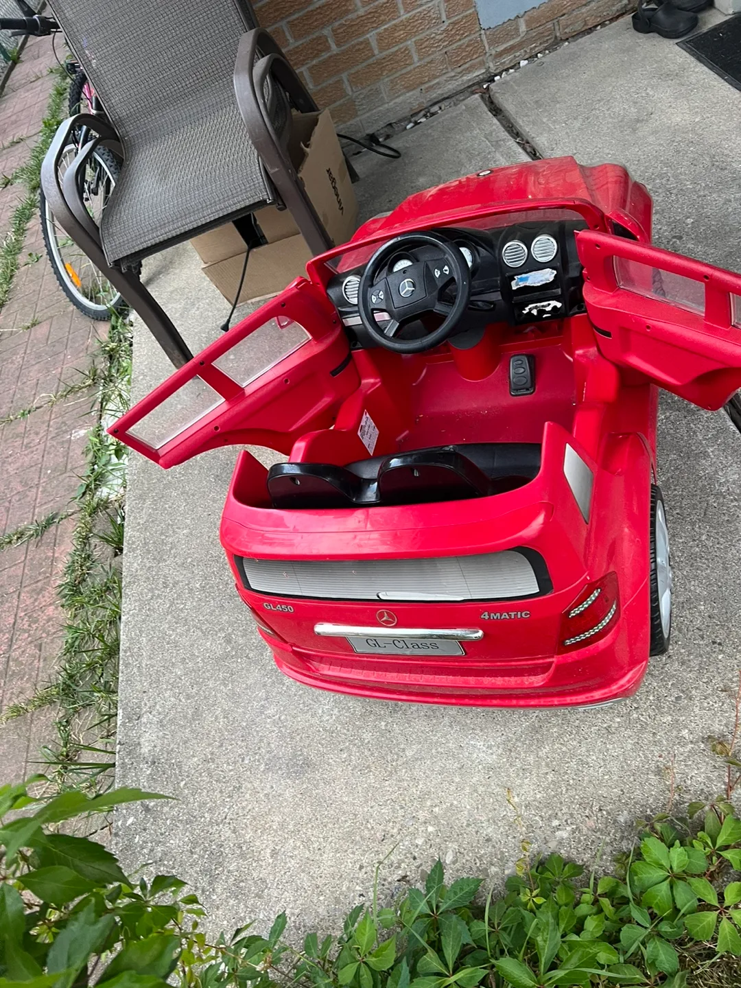 2 seater Red Ride-On Mercedes Kids Car needs charger - photo 4