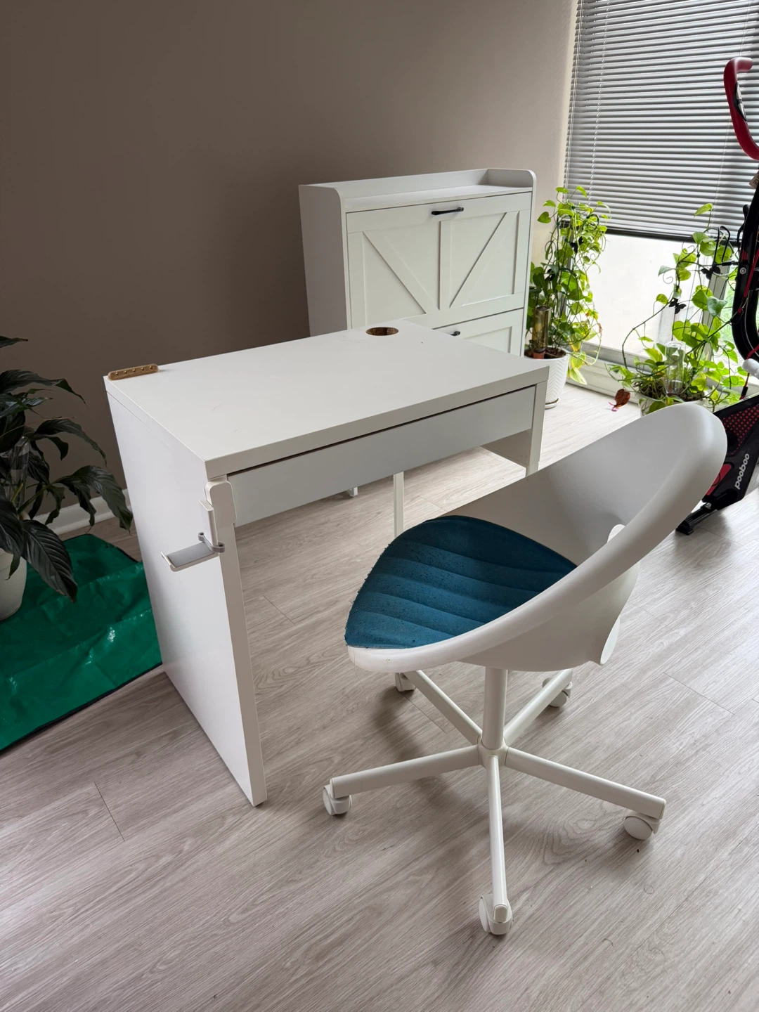 IKEA MICKE Desk with cable organizer and headphone holder - photo 2