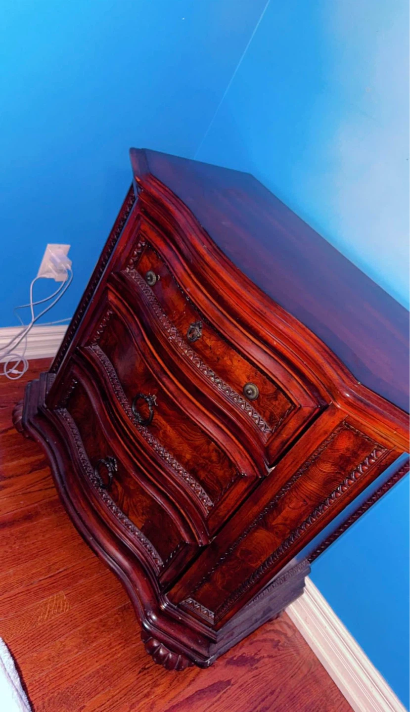 Moving SALE Bedroom Furniture Set - Mahogany Finish - photo 3