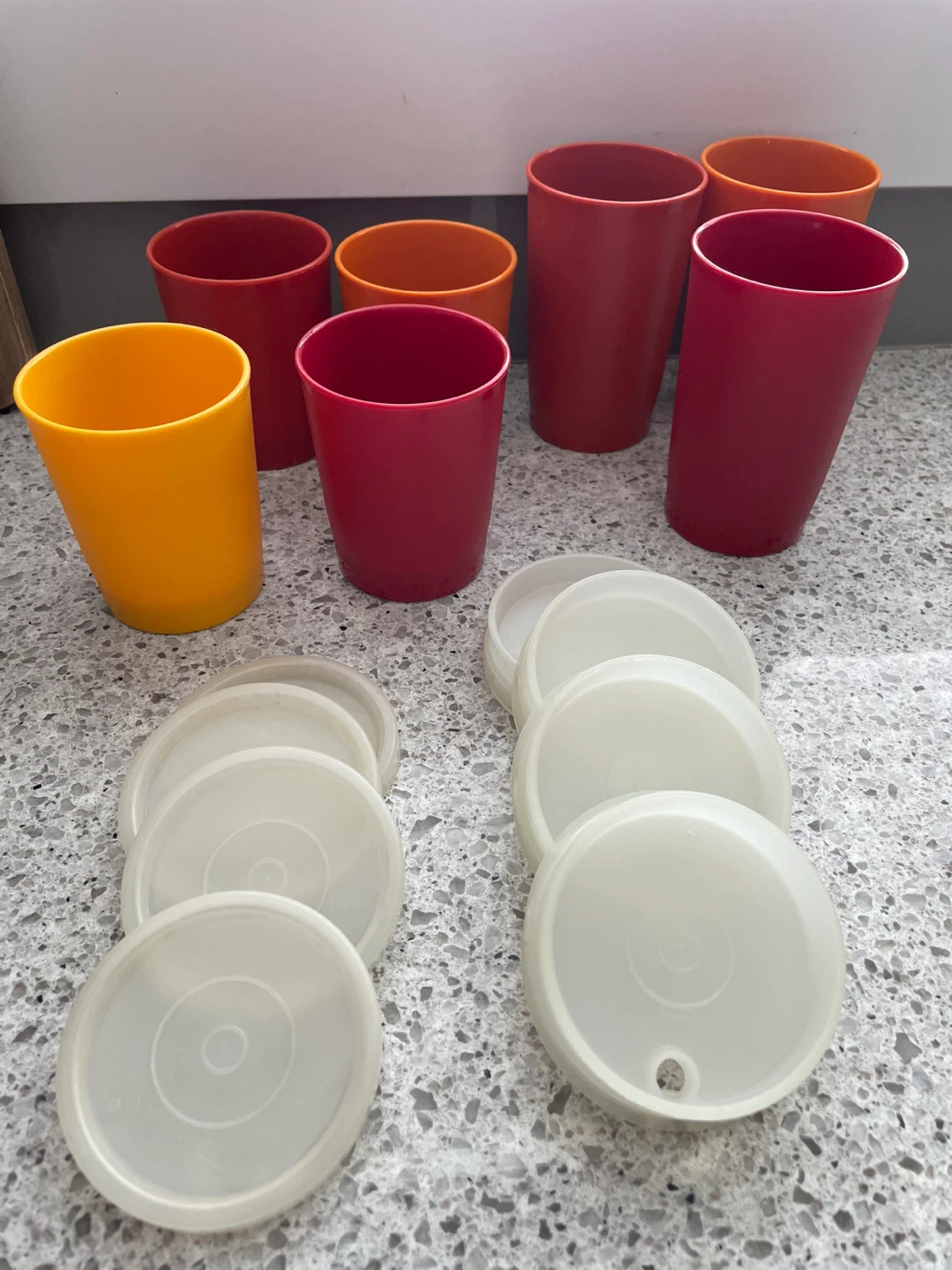 Set of 7 Reusable Plastic Cups with Lids - Assorted Colours - photo 2