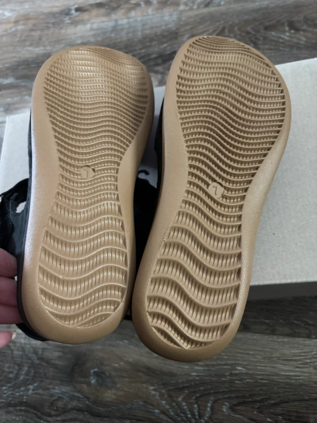 Classic Editions Black Sandals Size 7 - photo 2