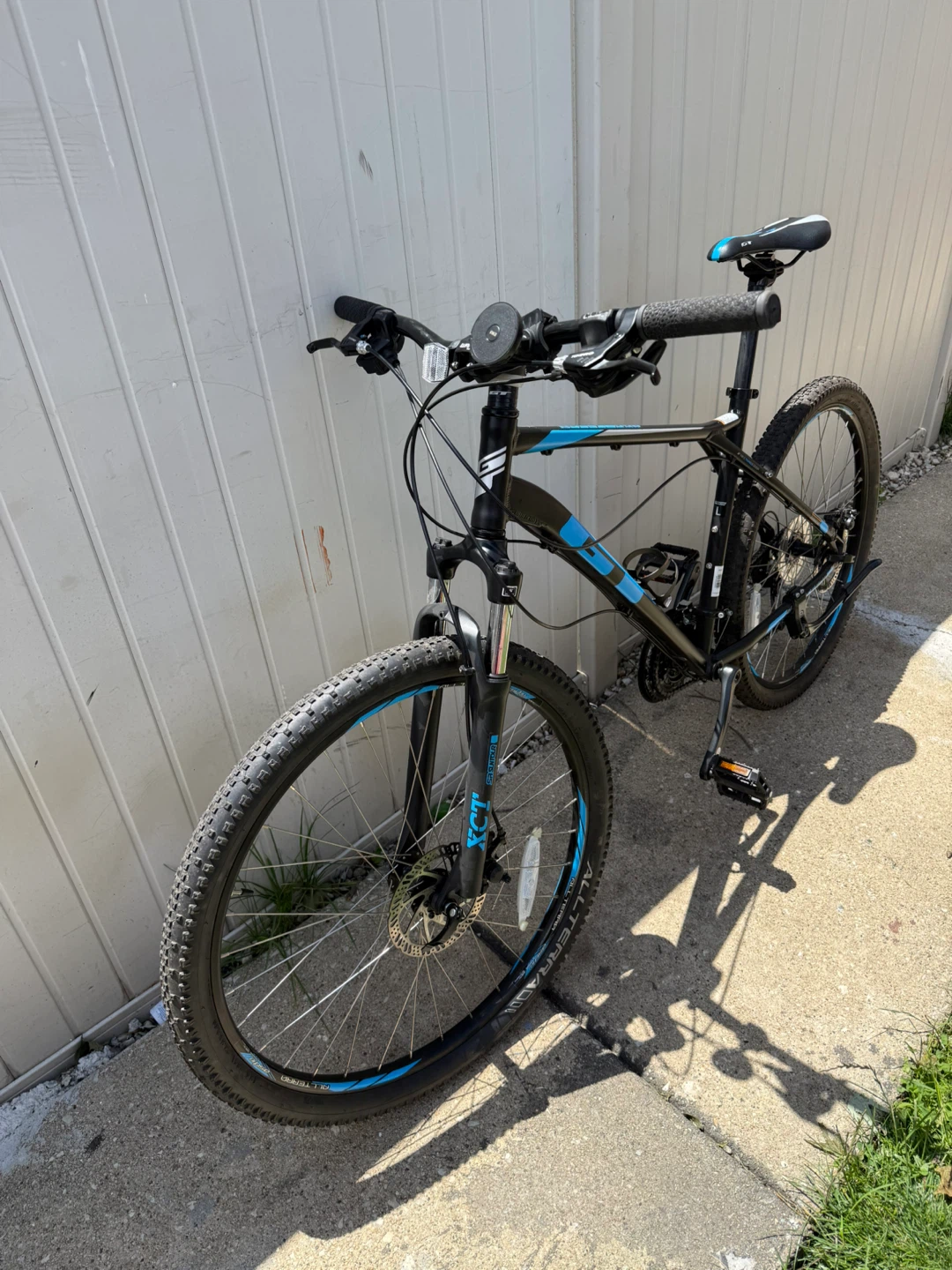 GT Aggressor Pro Mountain Bike - photo 2