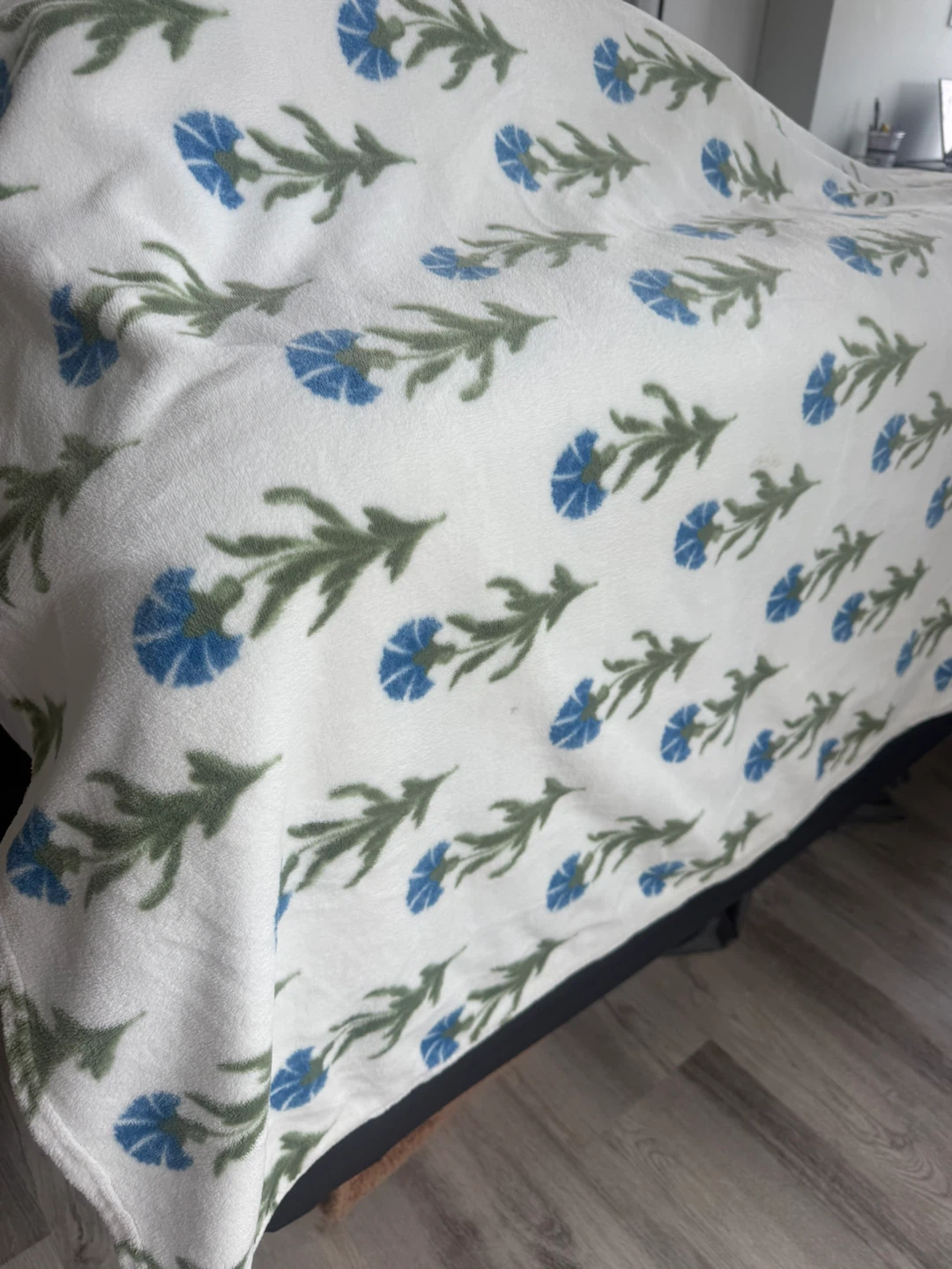 Fleece Throw Blanket with Blue Floral Pattern - photo 2