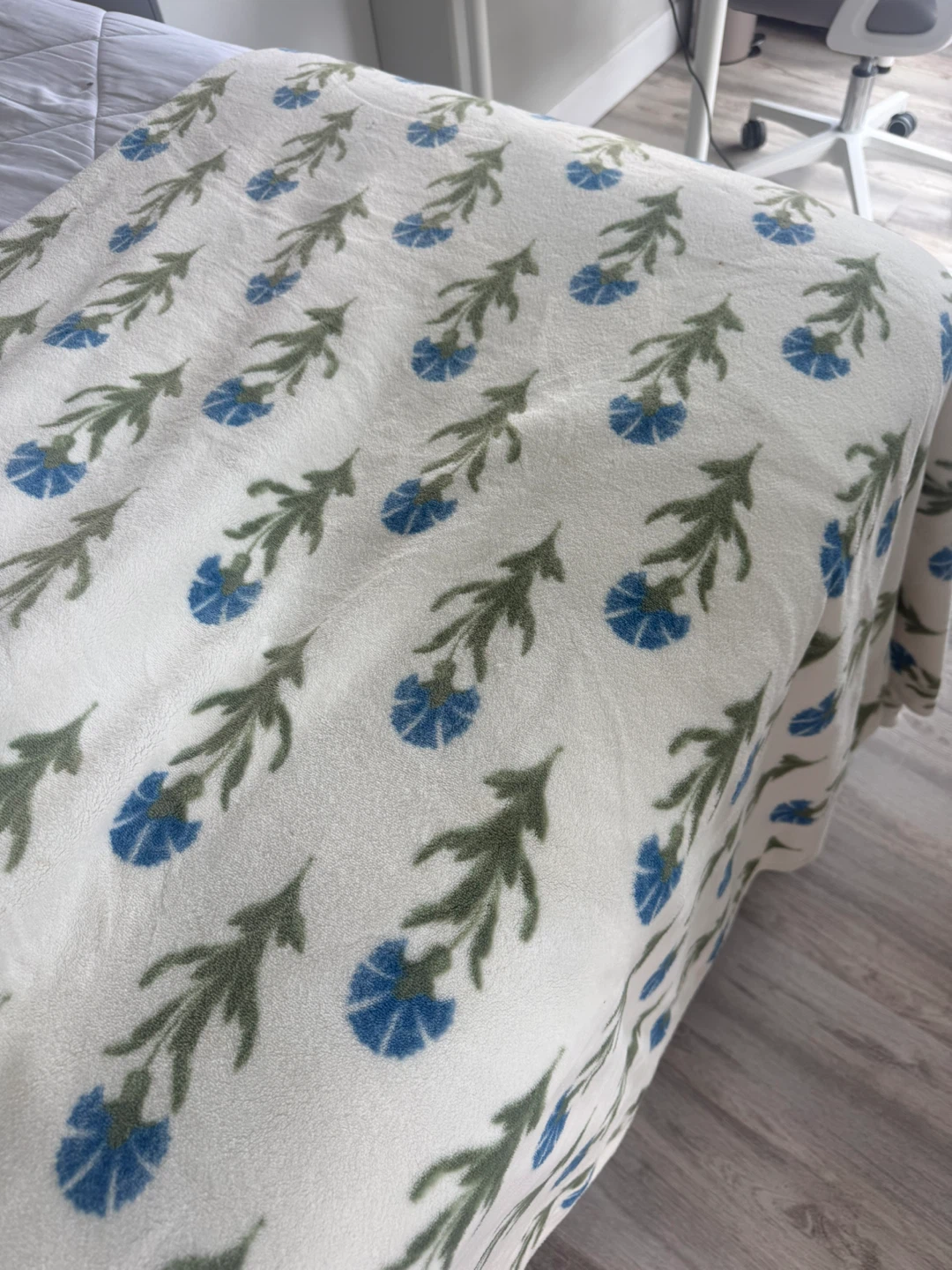 Fleece Throw Blanket with Blue Floral Pattern