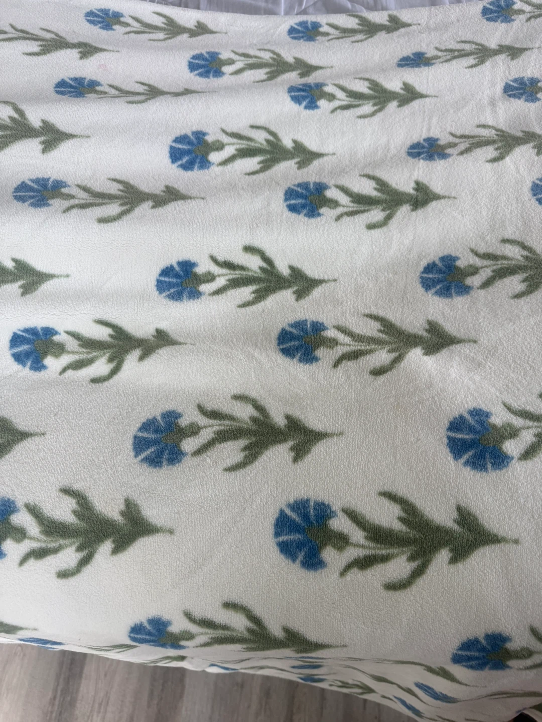 Fleece Throw Blanket with Blue Floral Pattern - photo 3