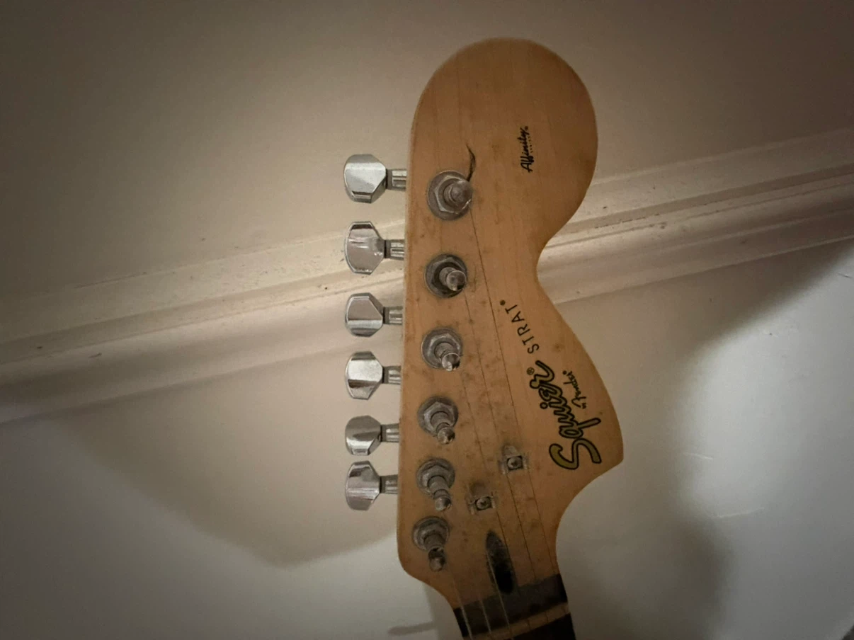 Squier Strat Electric Guitar with Fender 15G Amp - photo 4