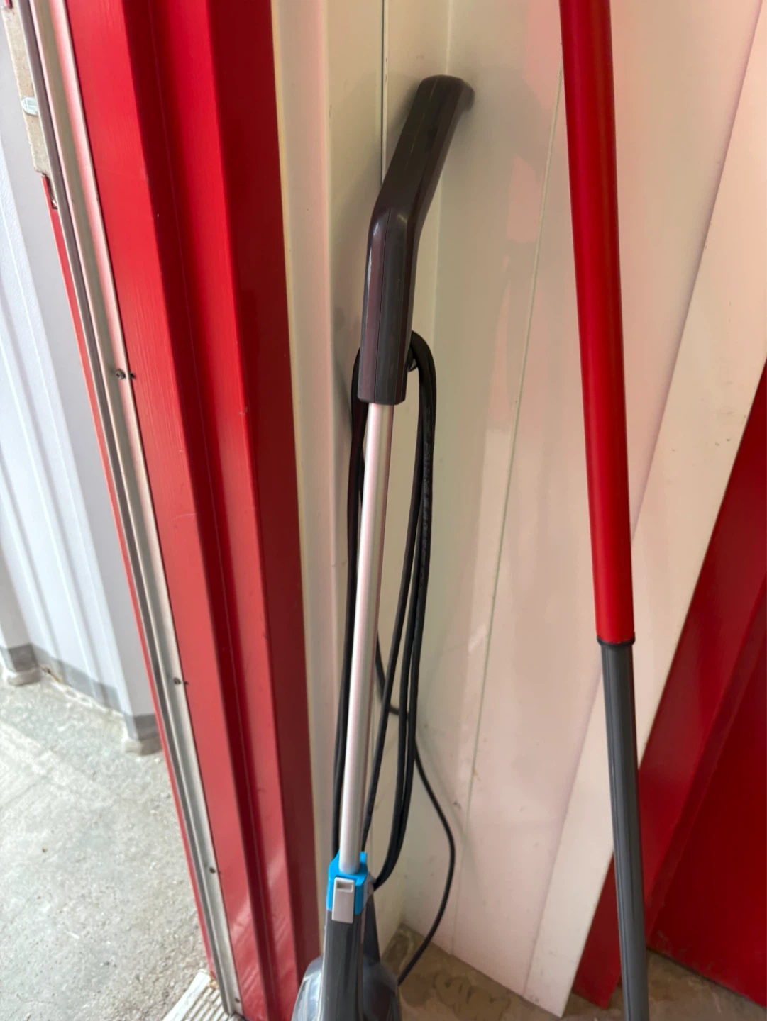 Vileda Mop and Bissell Vacuum Cleaner - photo 4
