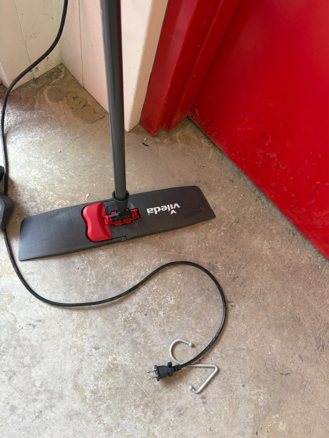 Vileda Mop and Bissell Vacuum Cleaner - photo 2