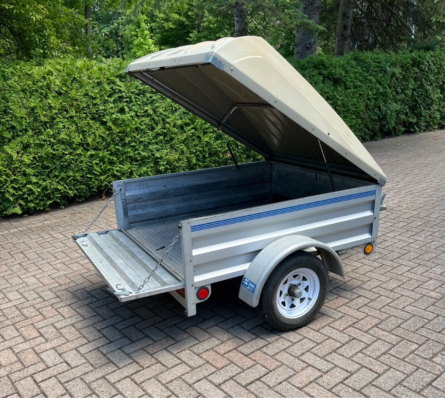 Utility Trailer with Hard Cover