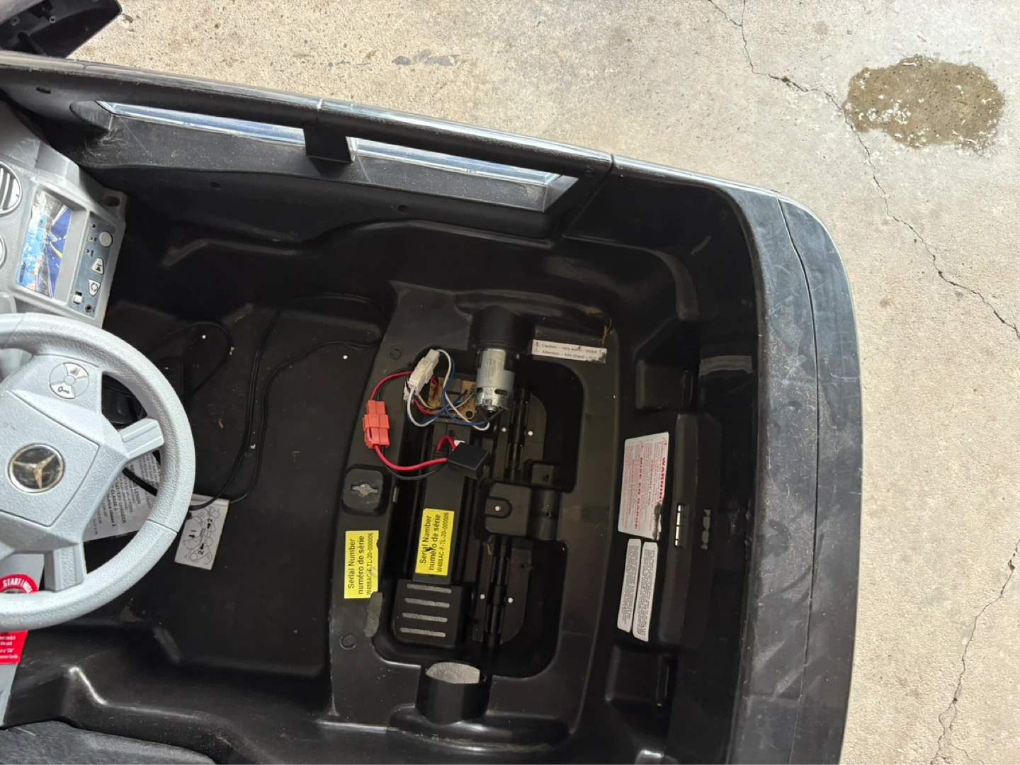 Kids Ride-On Mercedes Benz Car(needs battery) - photo 3