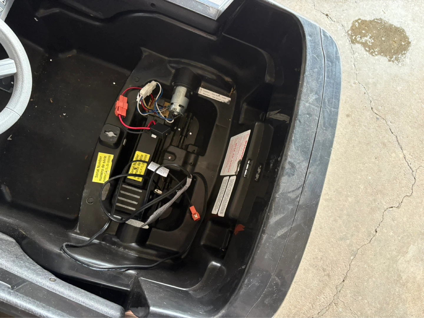 Kids Ride-On Mercedes Benz Car(needs battery) - photo 2