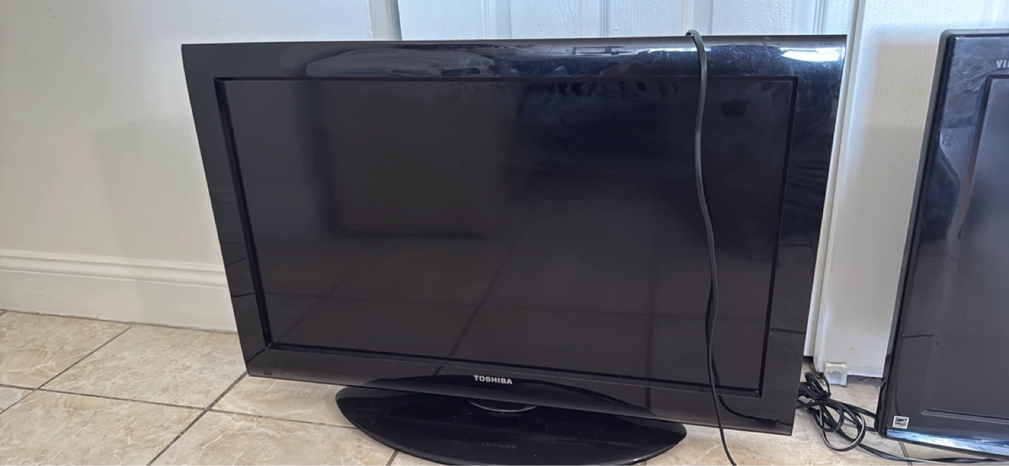Toshiba 24" Flat Screen TV - photo 2