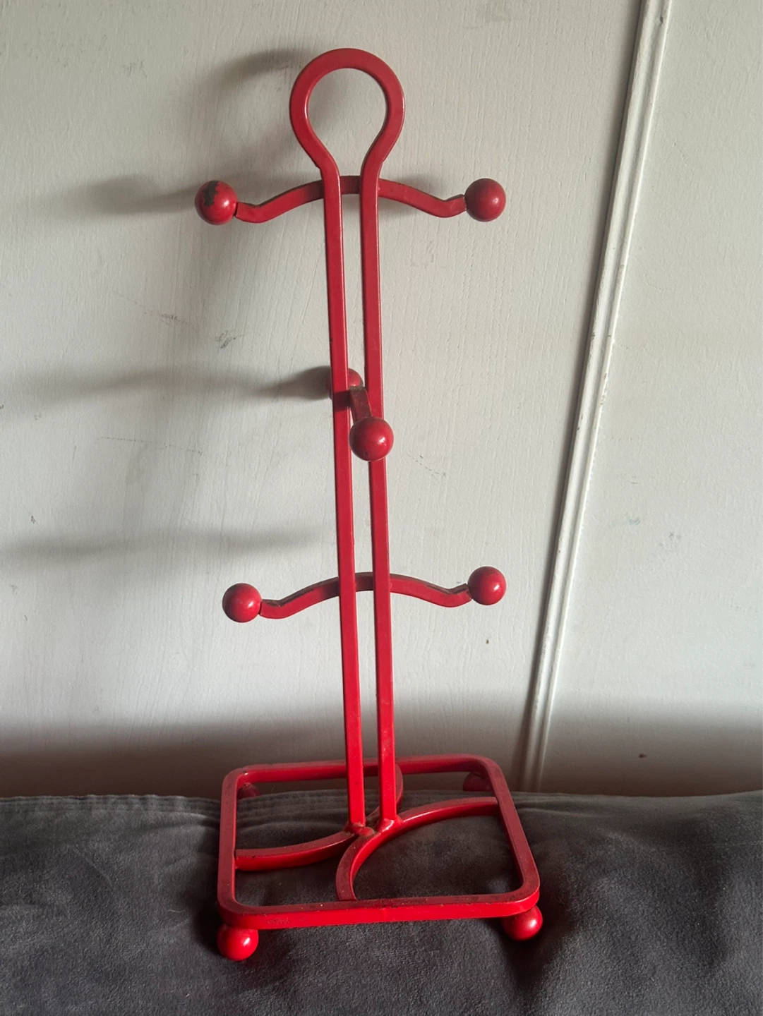 Heavy duty solid metal red mug tree.