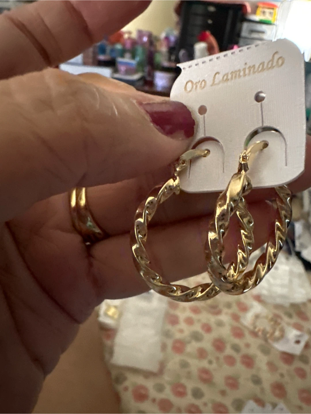 Oro Laminado Twisted Hoop Earrings