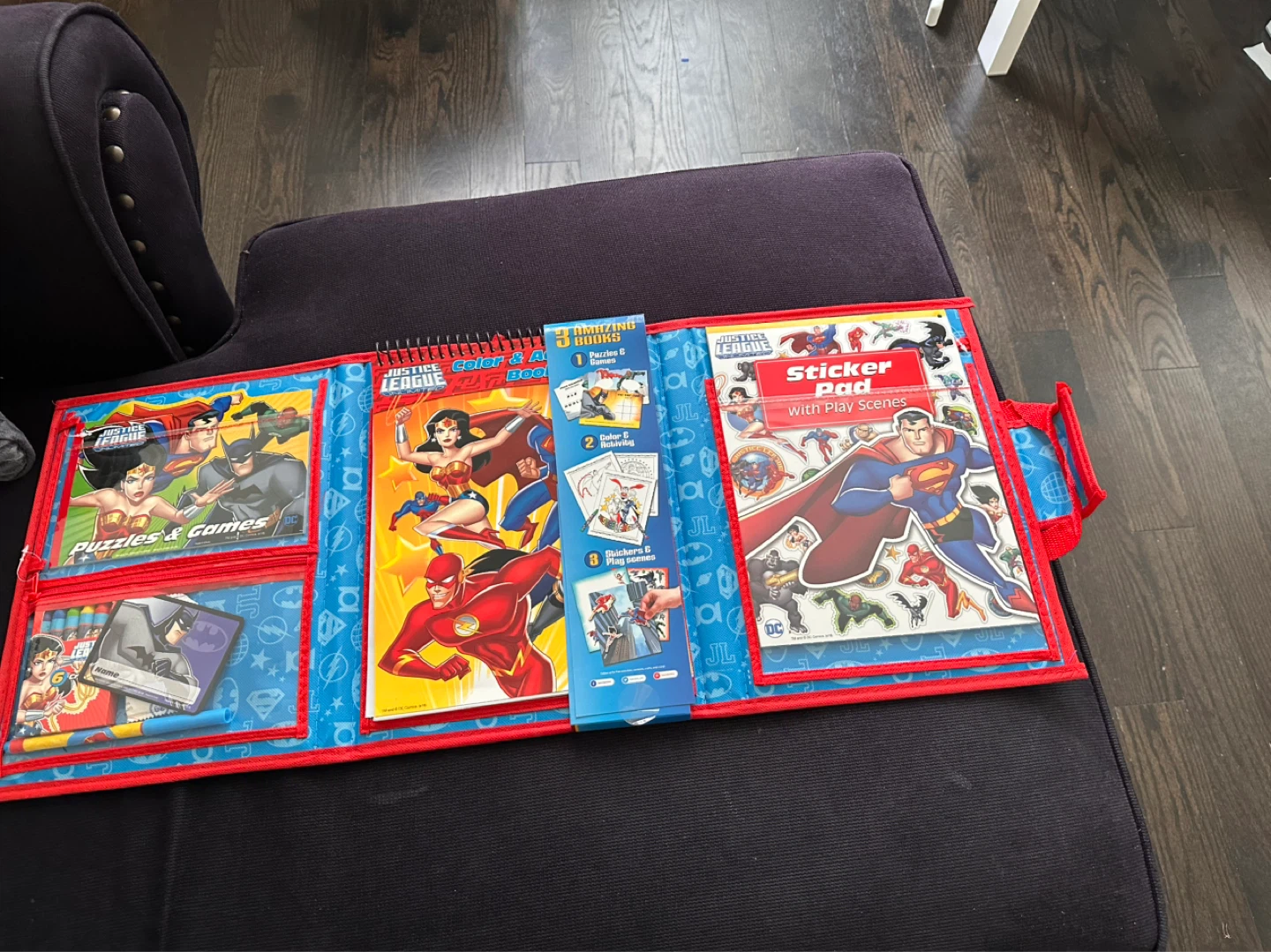 Justice League Fold-Out Storage Case & Activity Set - photo 2