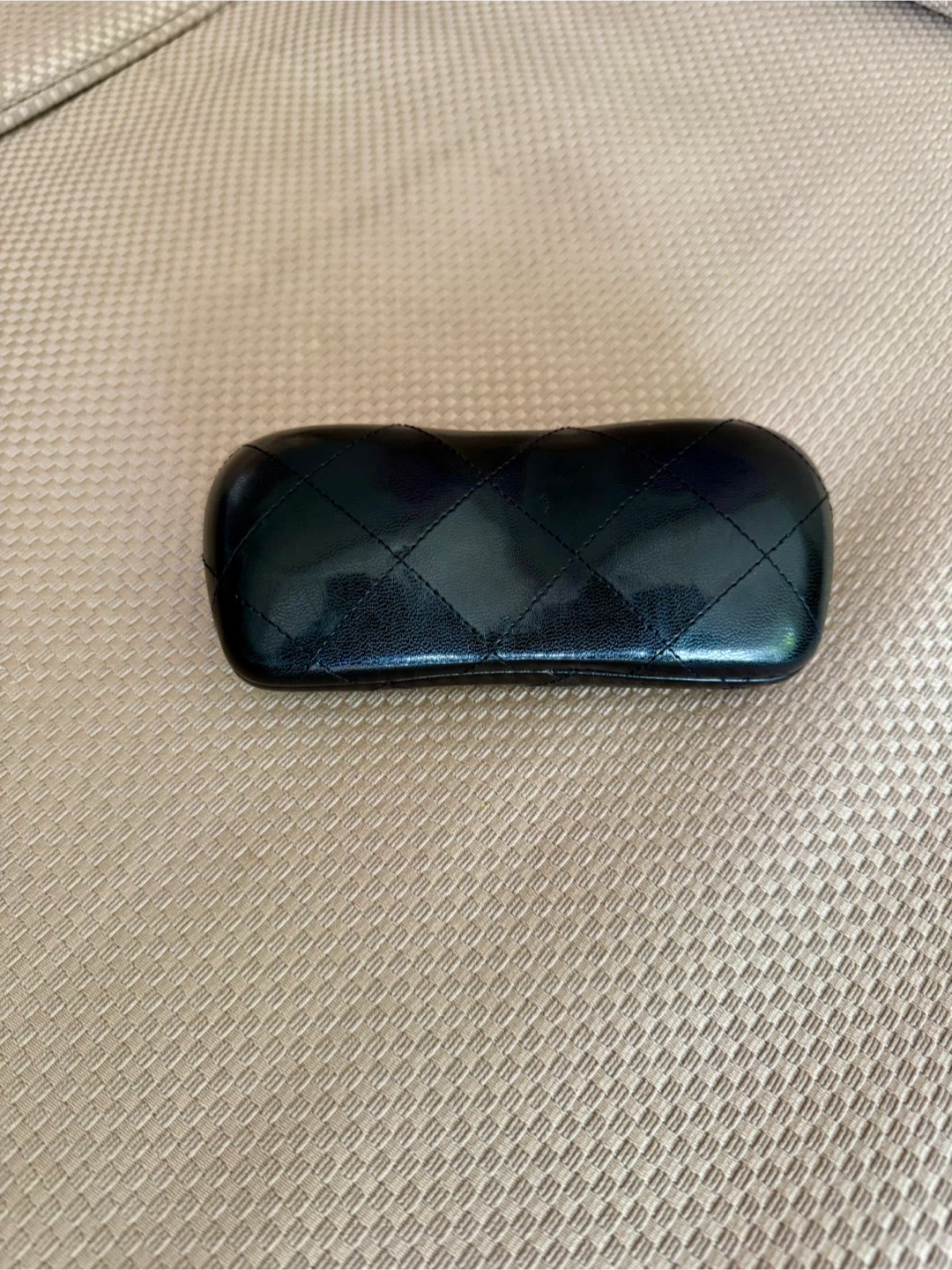 Chanel lamp skin leather Sunglass case - photo 2
