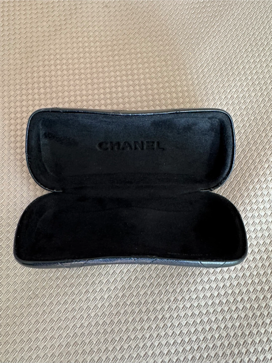 Chanel lamp skin leather Sunglass case - photo 3