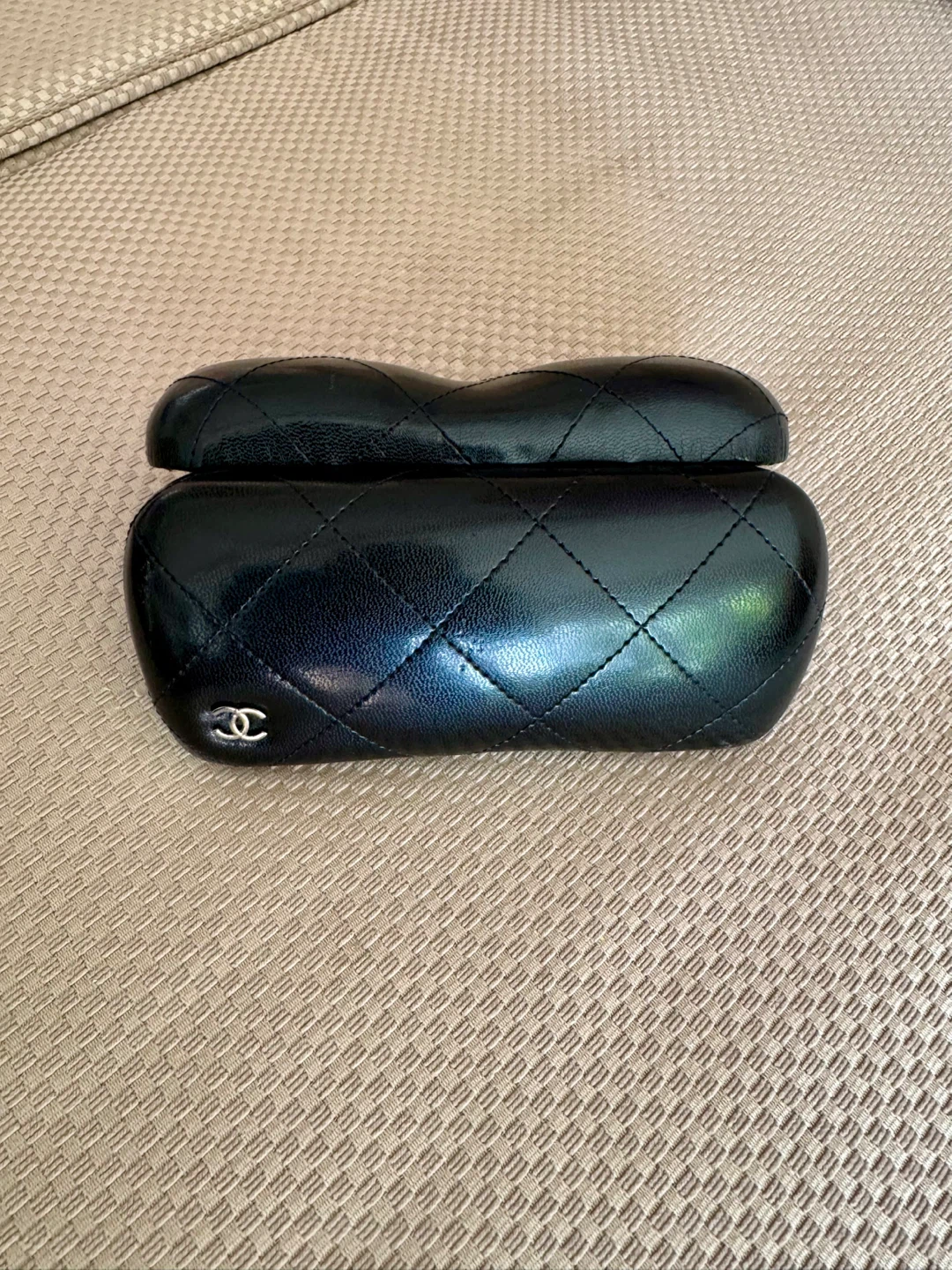 Chanel lamp skin leather Sunglass case - photo 4