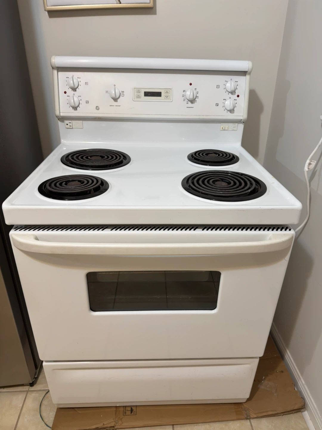 White GE Electric Stove and Oven