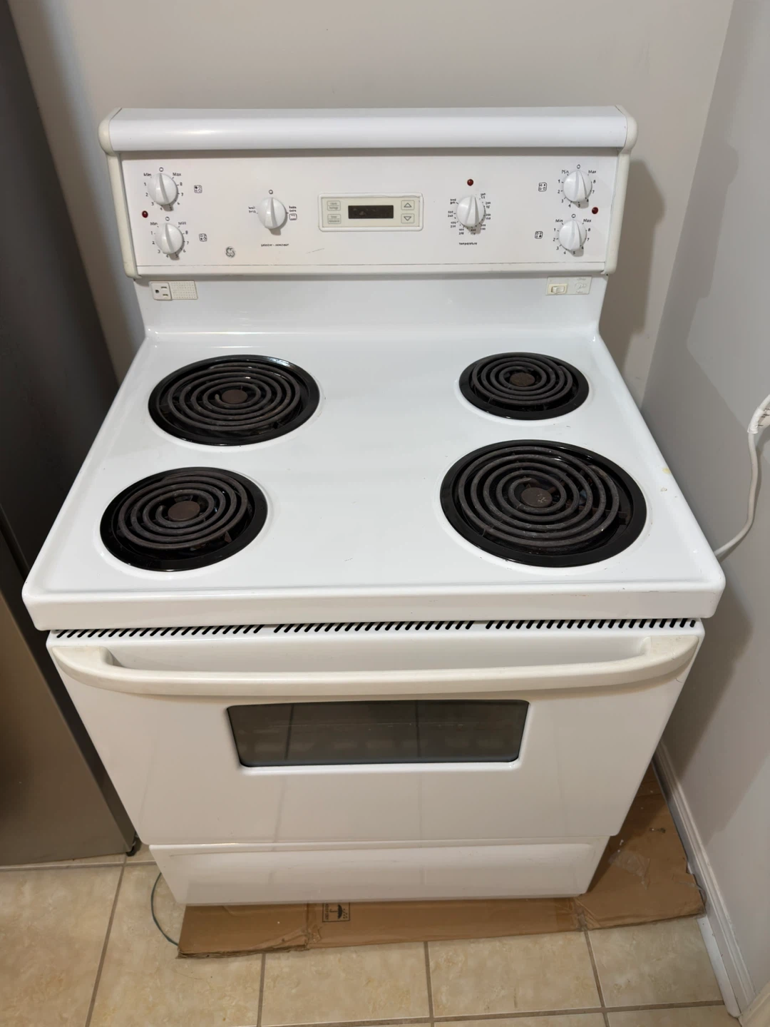 White GE Electric Stove and Oven - photo 2