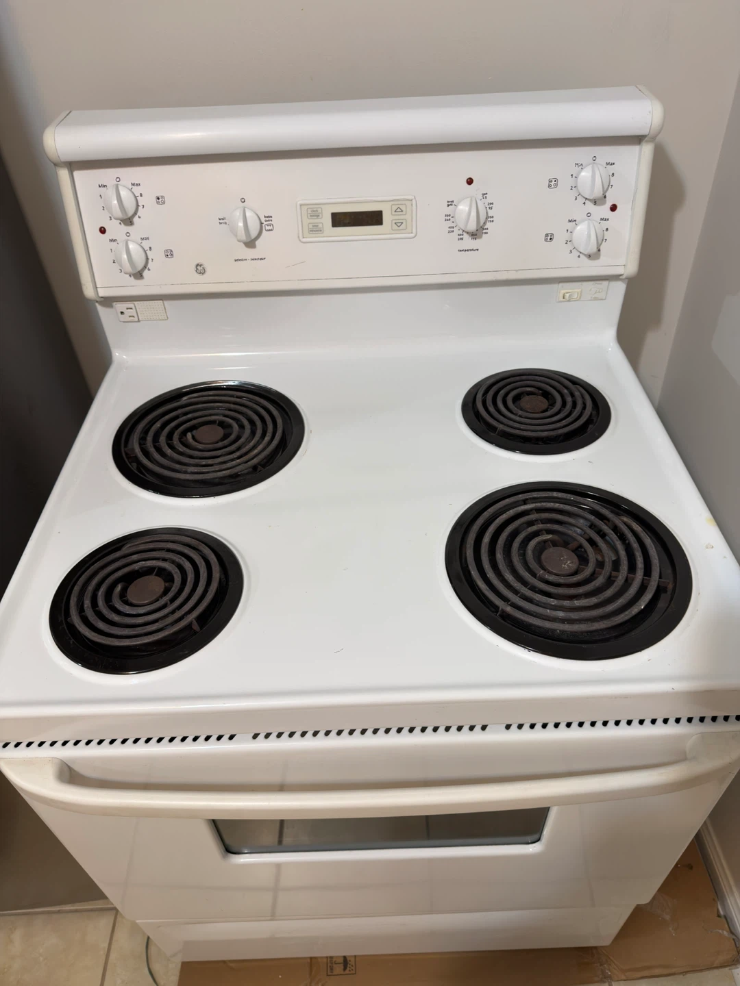 White GE Electric Stove and Oven - photo 4