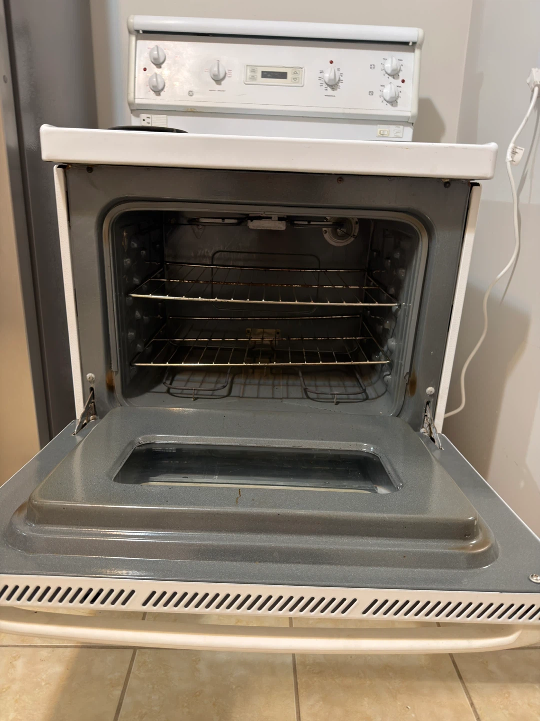 White GE Electric Stove and Oven - photo 5