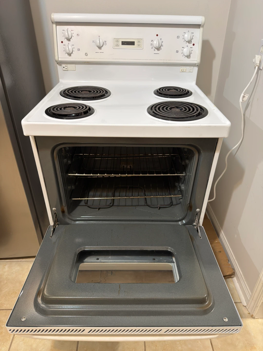 White GE Electric Stove and Oven - photo 3