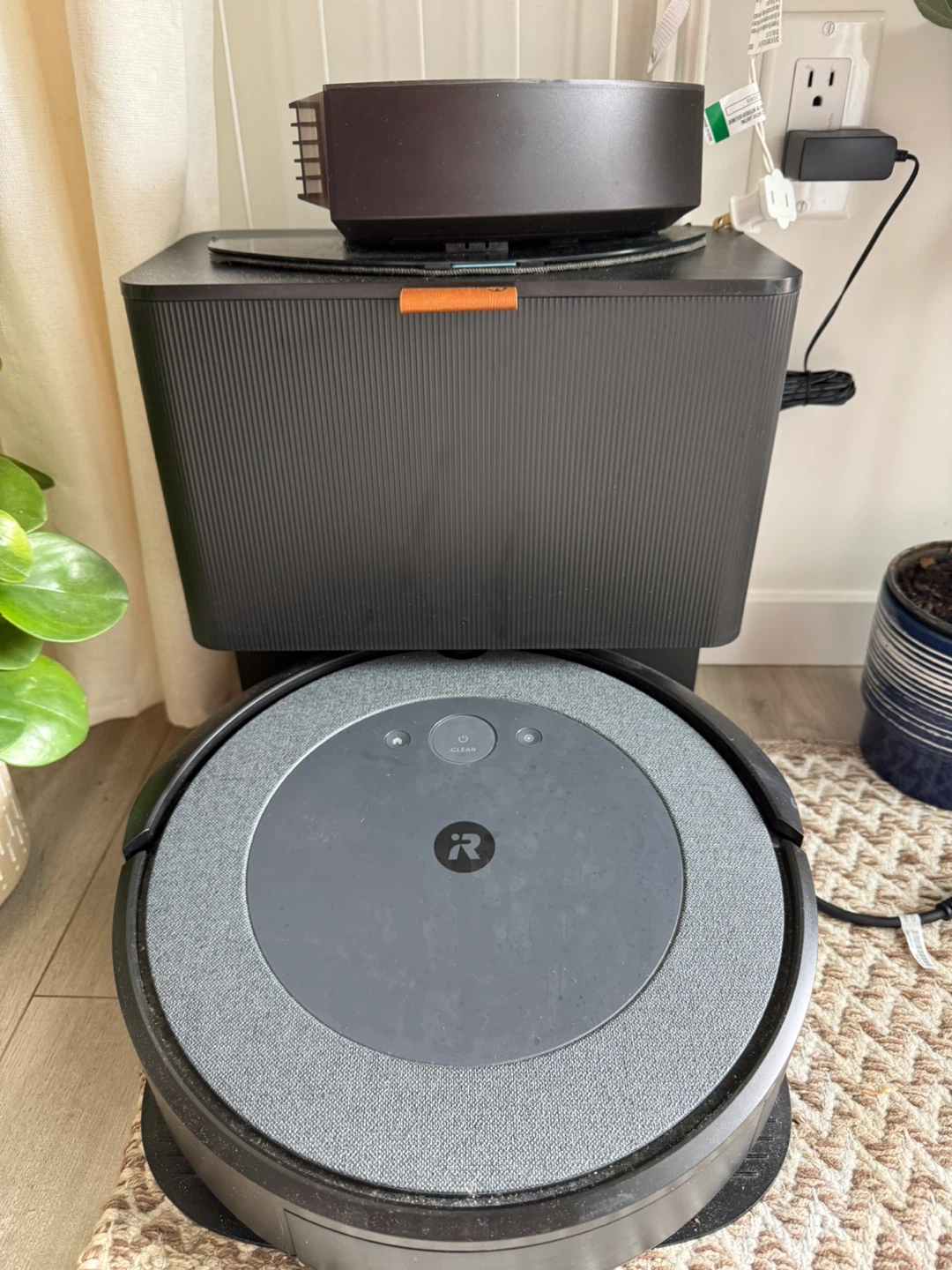 iRobot Roomba i5+ Robot Vacuum & Mop – Excellent Condition - photo 3