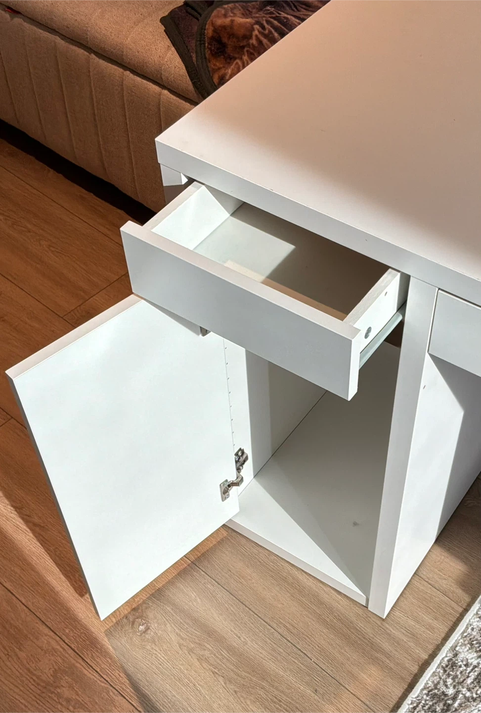 Desk - photo 4