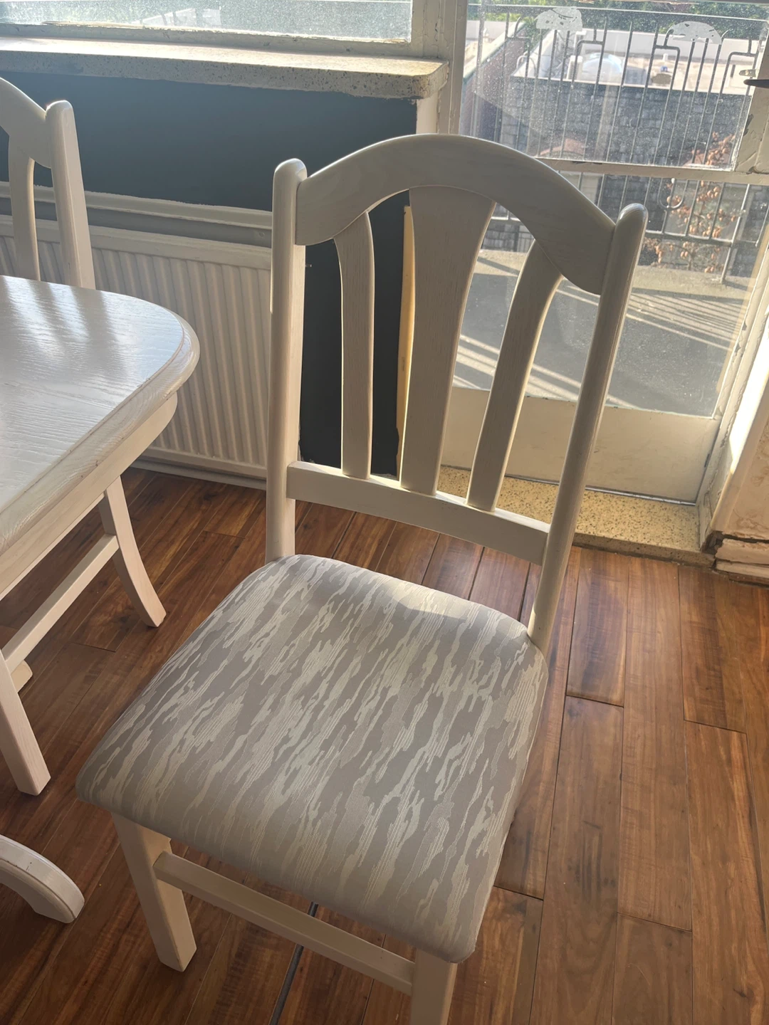 White Dining Table with 6 Chairs - photo 4