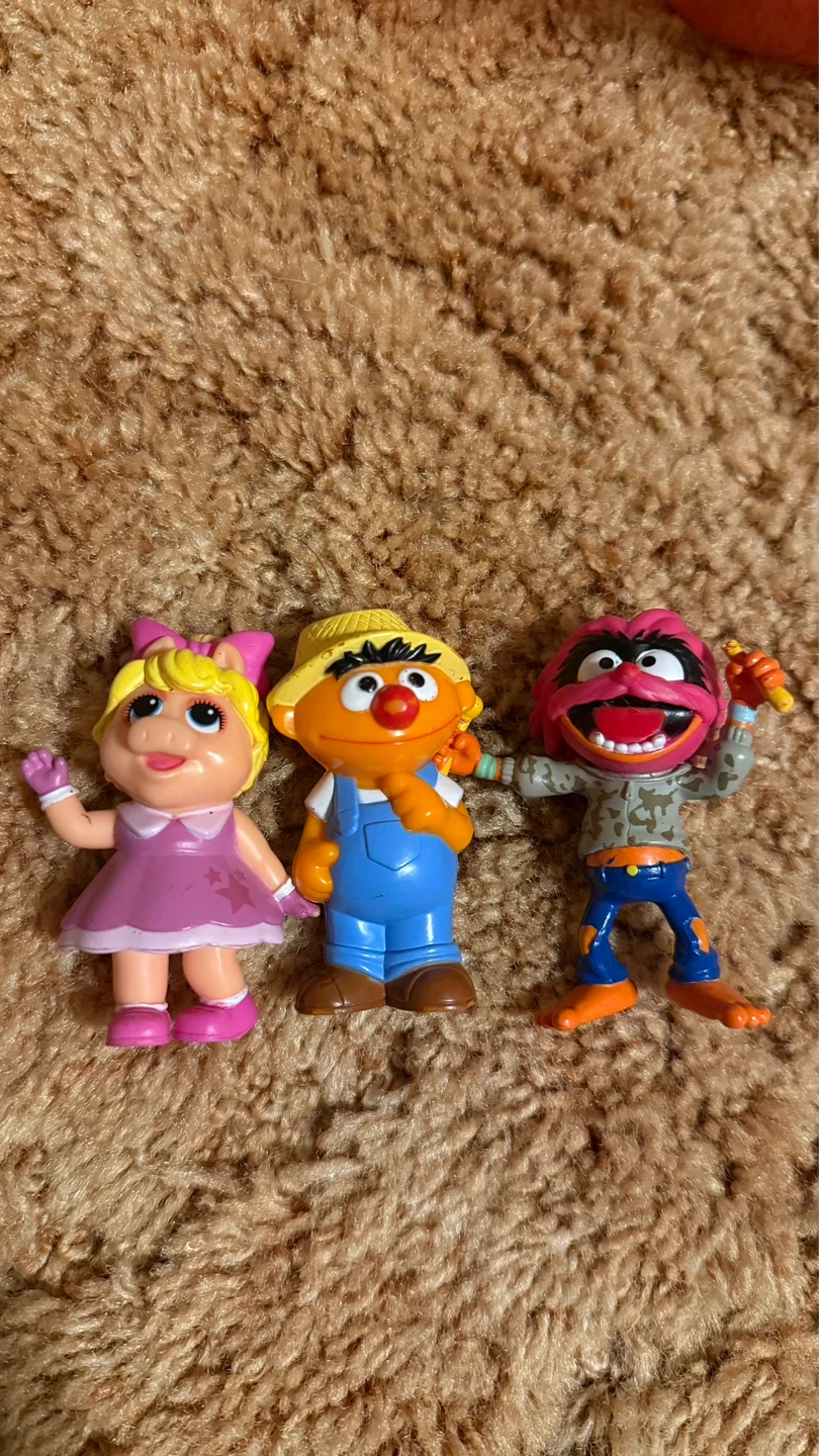 Toy figures set Ask $5