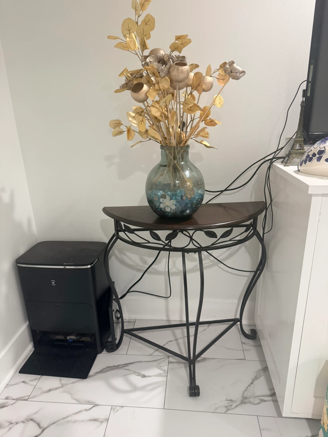 Vendo.  Mesa. De metal con. Madera.