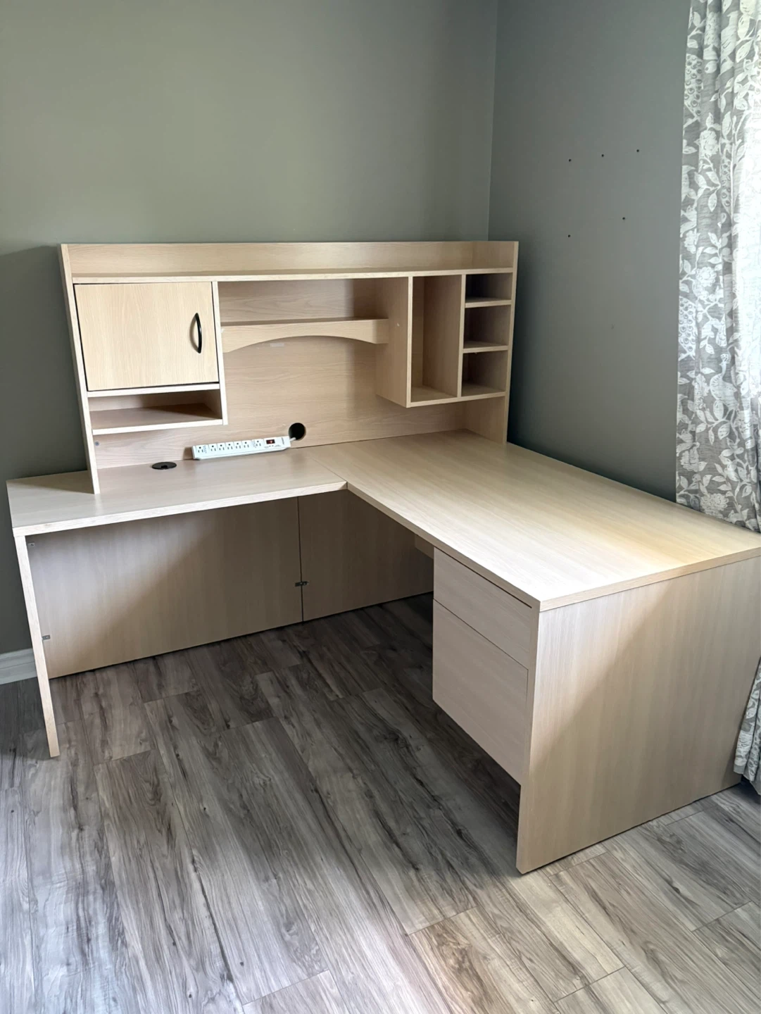 L-Shaped Corner Desk with Hutch