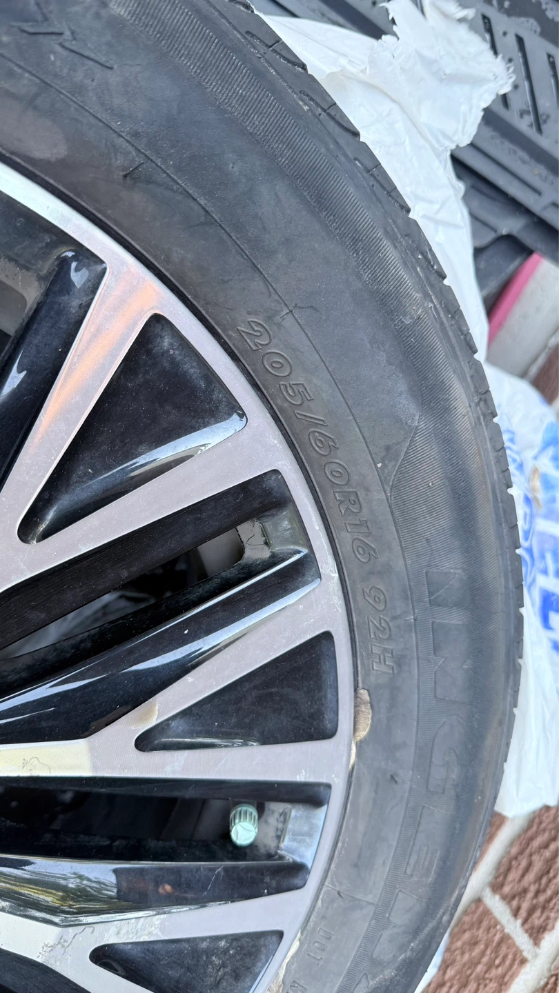Volkswagen Alloy Rim with Tire - photo 3
