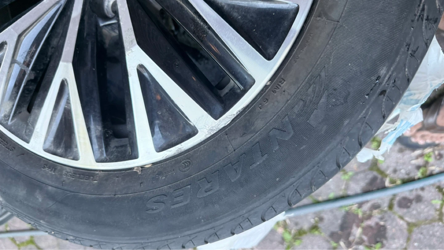 Volkswagen Alloy Rim with Tire - photo 2