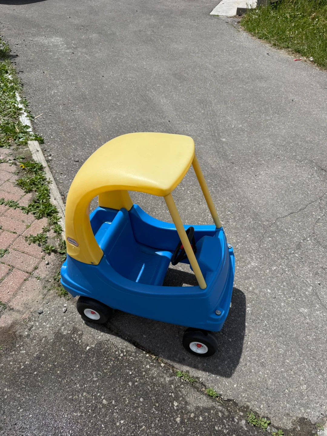Little Tikes Cozy Coupe Ride-On Toy Car - photo 2