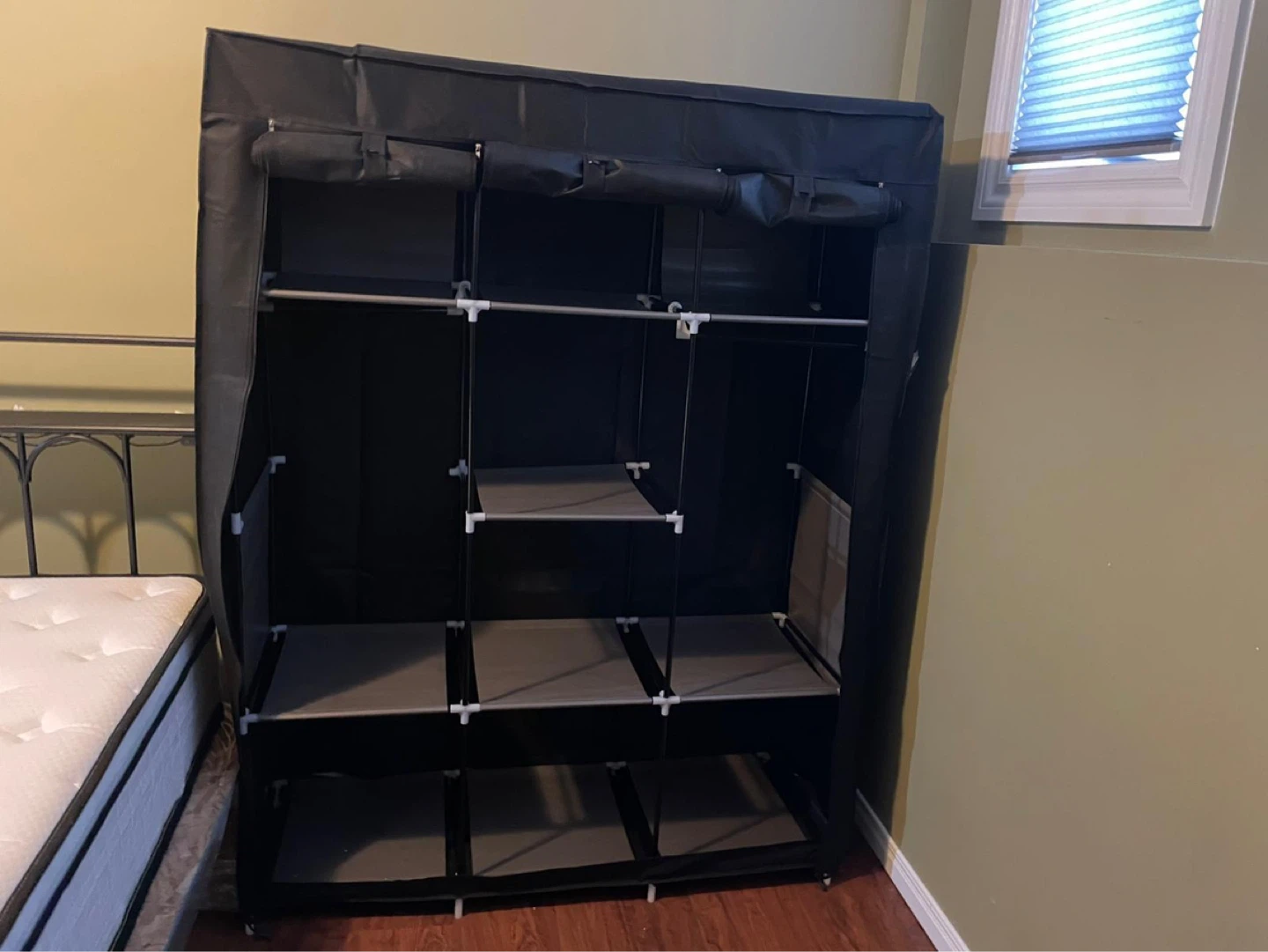 Storage tote for clothing
