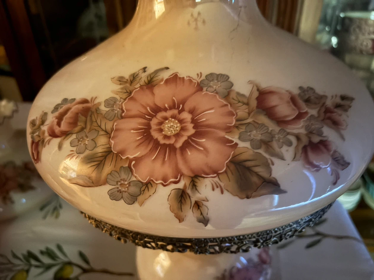Beautiful pair of Vintage Floral Accent Lamps. - photo 2