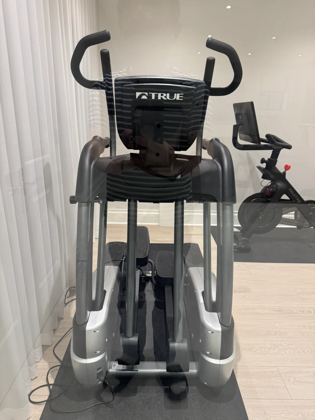 TRUE ES700 Elliptical Trainer