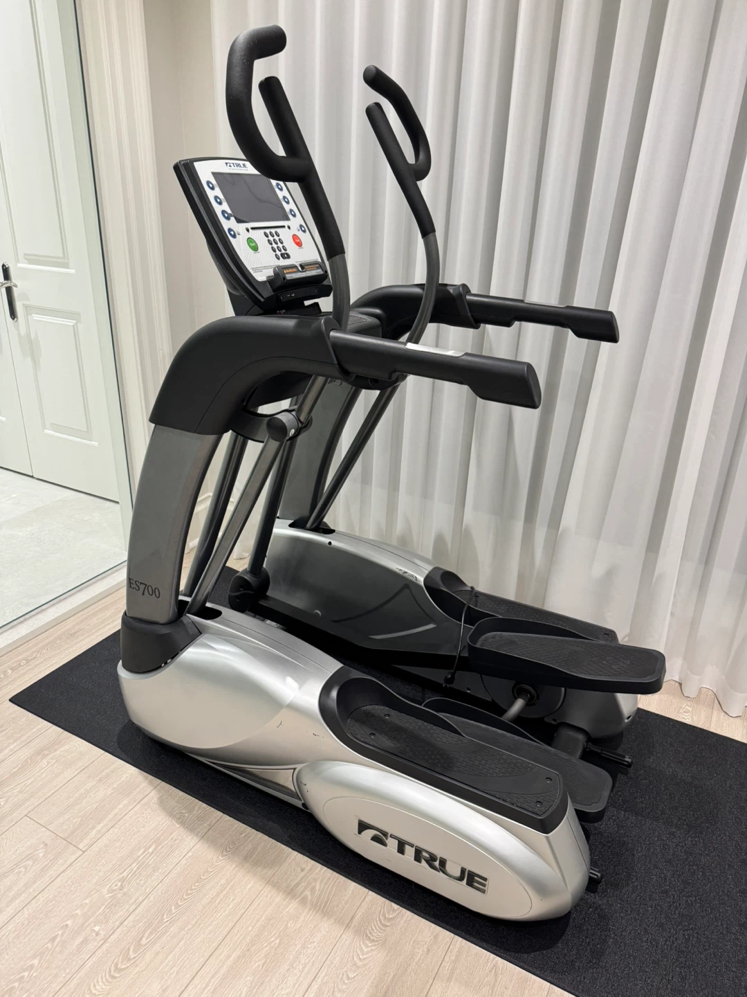 TRUE ES700 Elliptical Trainer - photo 3