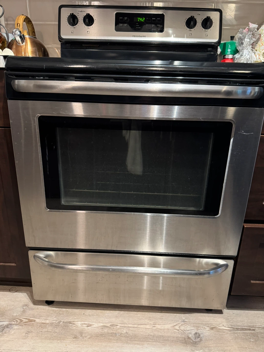 Frigidaire Electric Range - very good condition - photo 3