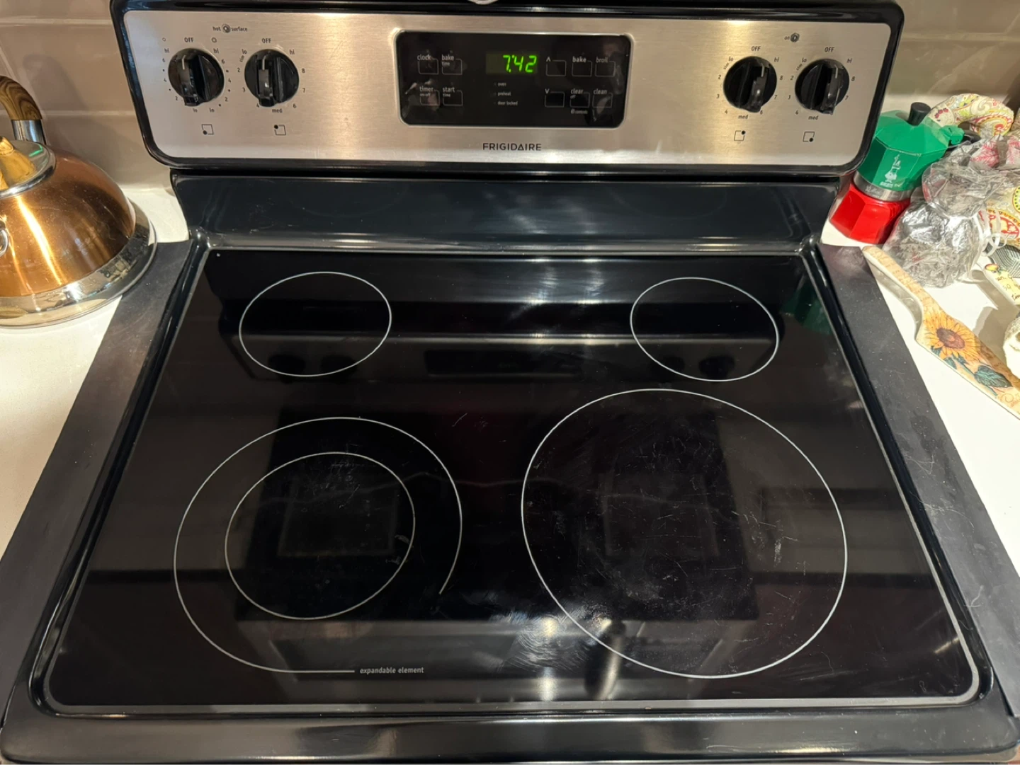 Frigidaire Electric Range - very good condition - photo 2