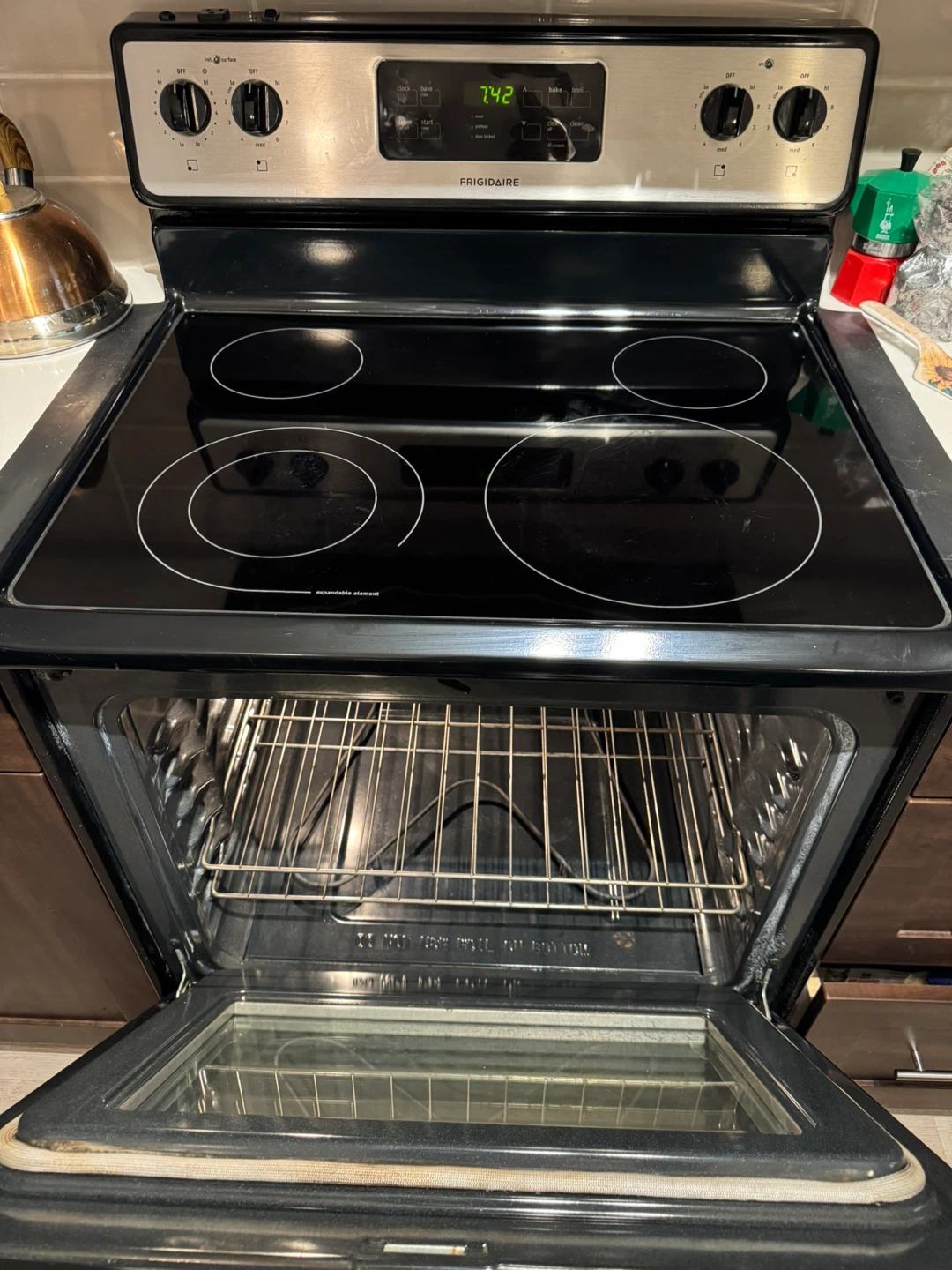 Frigidaire Electric Range - very good condition - photo 4